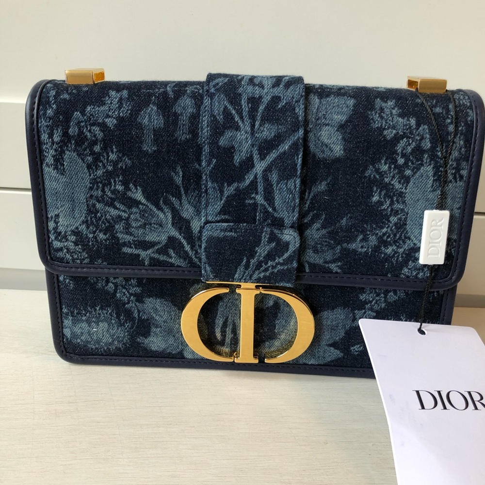 Dior
30 Montaigne handbag